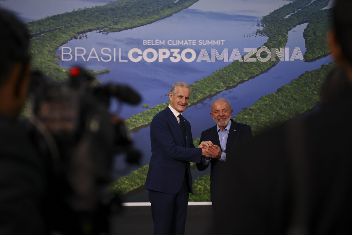 I dag braker klimatoppmøtet COP30 løs i Belém, Brasil. Allerede forrige uke var statsminister Jonas Gahr Støre og miljø- og klimaminister Andreas Bjelland Eriksen på plass. Bildet viser statsministeren sammen med Brasils president Lula Da Silva. Foto: COP30/Ueslei Marcelino