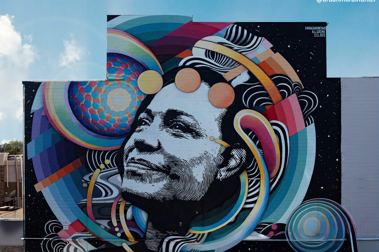 María Corina Machado fra Venezuela er årets Fredsprisvinner. Bildet viser et veggmaleri av Machado, laget av Anna Charney, i 1472 Galena Street i Aurora, Colorado, USA. Foto: urbanmuralhunter
