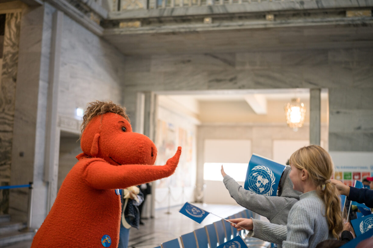 På selveste FN-dagen åpner Oslo rådhus dørene for nesten 1 200 skolebarn fra hovedstaden. I FNs 80. år er denne dagen kanskje mer viktig enn noensinne å markere. Foto: Magent fotobyrå/Knut Neerland