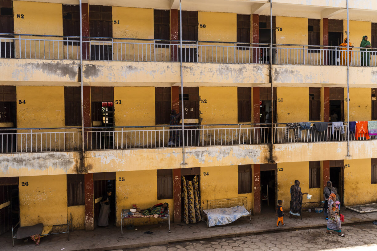 Nå har det gått tre år siden borgerkrigen i Sudan begynte. Nesten 34 millioner mennesker – om lag 65 prosent av befolkningen – har et akutt behov for nødhjelp. Samtidig advarer FN om at krisen i økende grad blir oversett internasjonalt. Foto: OCHA/Ala Kheir