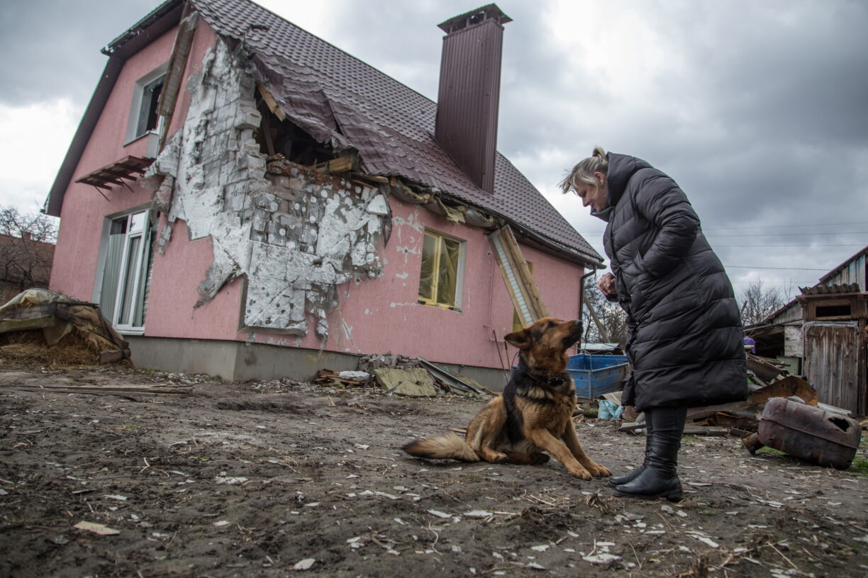 En kvinne utenfor sitt bombede hus nord i Ukraina, april 2022. Foto: Oleksandr Ratushniak/UNDP Ukraine