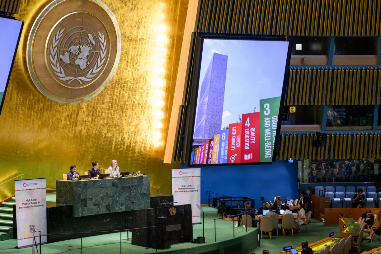 Fra 7. til 15. juli samles verdens land for å vurdere innsatsen til land som Norge mot oppnåelsen av FNs bærekraftsmål. Men hva er HLPF, og hvorfor er dette høynivåforumet så viktig?  FN-sambandet forklarer. Foto: UN Photo/Loey Felipe