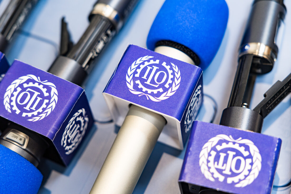 Følg med, følg oss! Vi gir deg alt du trenger å vite fra scenen og det som skjer litt mer i kulissene under årets ILO-konferanse. Foto: ILO/Pierre Albouy