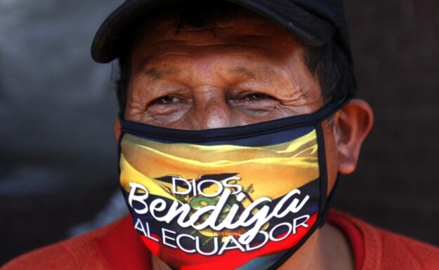"God bless Ecuador" står det på masken til en markedshandler i Quito - Ecuador har stengt grensene og erklært krise under koronapandemien 19.03.20 Foto Juan Diego Montenegro/Dpa