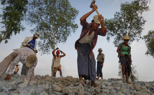 Arbeidere på en byggeplass i Mawlamyaingyun-regionen i Myanmar. mai 2013. Foto ILO/Crozet M.