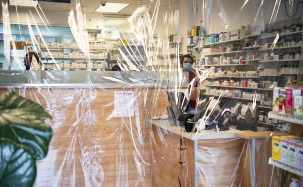 Arbeidshverdagen for apotekansatte i New York har endret seg drastisk under koronapandemien. Foto: UN Photo/Evan Schneider