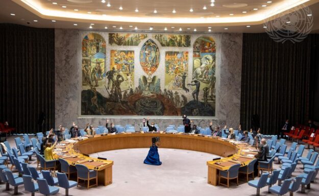 God avstand og pleksiglass er satt opp når Sikkerhetsrådet har noen av sine møter inne i selve salen. Foto: UN Photo/Eskinder Debebe