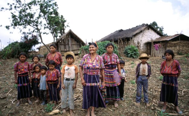 En Cakchiquel familie i Patzutzun, Guatemala. Foto: UN Photo/John Isaac 1993