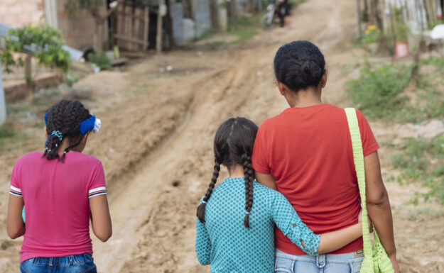 En familie på flukt i Venezuela. Foto: UNICEF