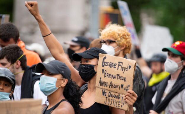 Demonstrasjoner mot rasisme i New York etter at politibrutalitet førte til at afroamerikanske George Floyd mistet livet. Foto: UN Photo/Evan Schneider.