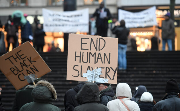 Demonstranter med klare budskap. Foto: Fredrik Sandberg/TT Nyhetsbyrån