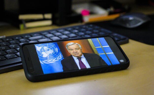Generalsekretær António Guterres som holder en digital pressebriefing om den pågående koronapandemien. Foto: UN photo/Manuel Elias