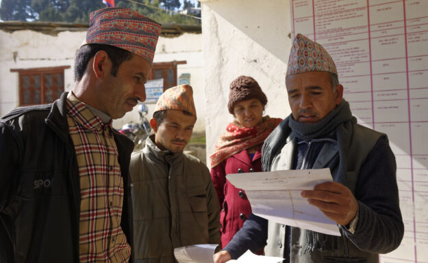 Illustrasjonsfoto fra Nepal: Arbeidsinnvandrere følger en sjekkliste før de kan begynne arbeidet. Foto: ILO/Crozet M.