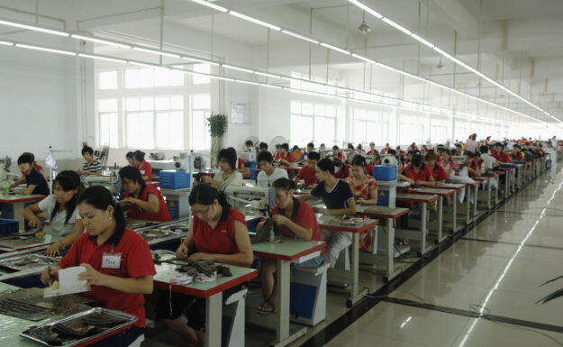 Illustrasjonsbilde: Produksjon av sko ved fabrikk i Chengdu. Kina. Foto: ILO ved Crozet M.