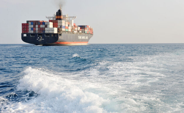 Illustrasjonsfoto: Et kinesisk skip på vei med containere fulle av varer. Foto: ILO/ Crozet M.