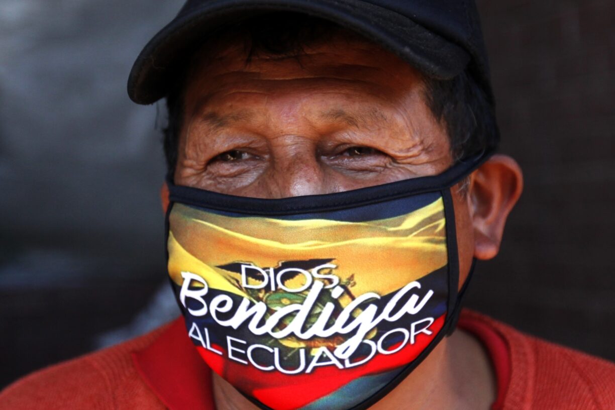 "God bless Ecuador" står det på masken til en markedshandler i Quito - Ecuador har stengt grensene og erklært krise under koronapandemien 19.03.20. Foto: Juan Diego Montenegro/Dpa