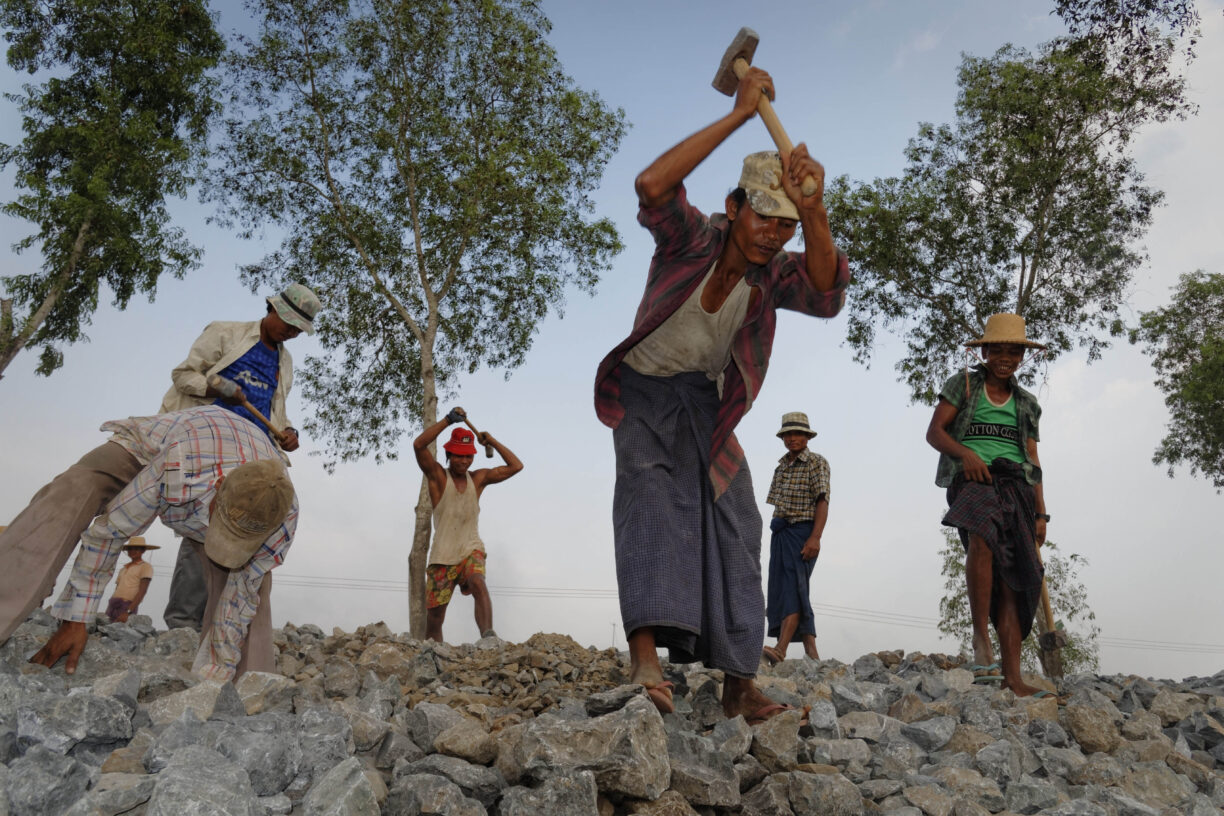 Arbeidere på en byggeplass i Mawlamyaingyun-regionen i Myanmar. mai 2013. Foto ILO/Crozet.M