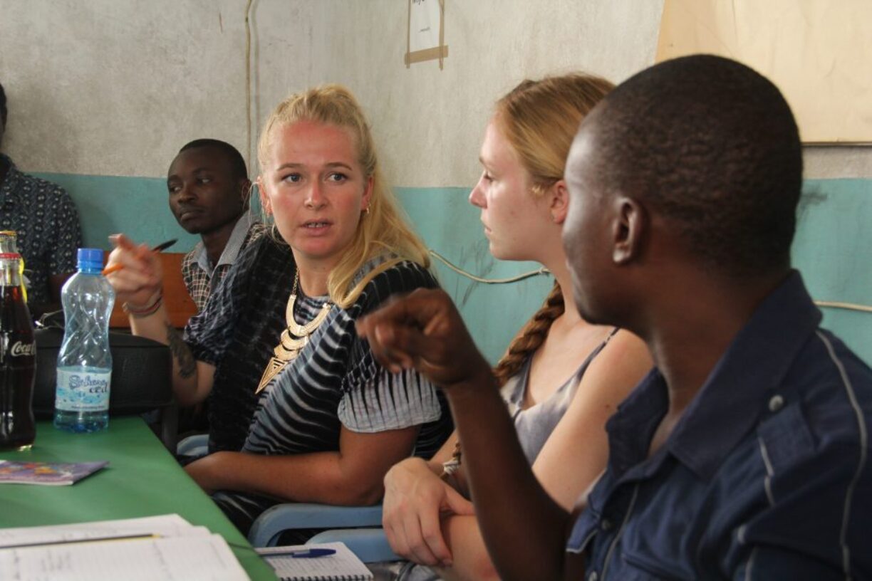 Martine Jahre og Ane Standal Thoresen på besøk i Kenya med LNU gjennom utvekslingsprogrammet 'Right to participate'. Foto: LNU.