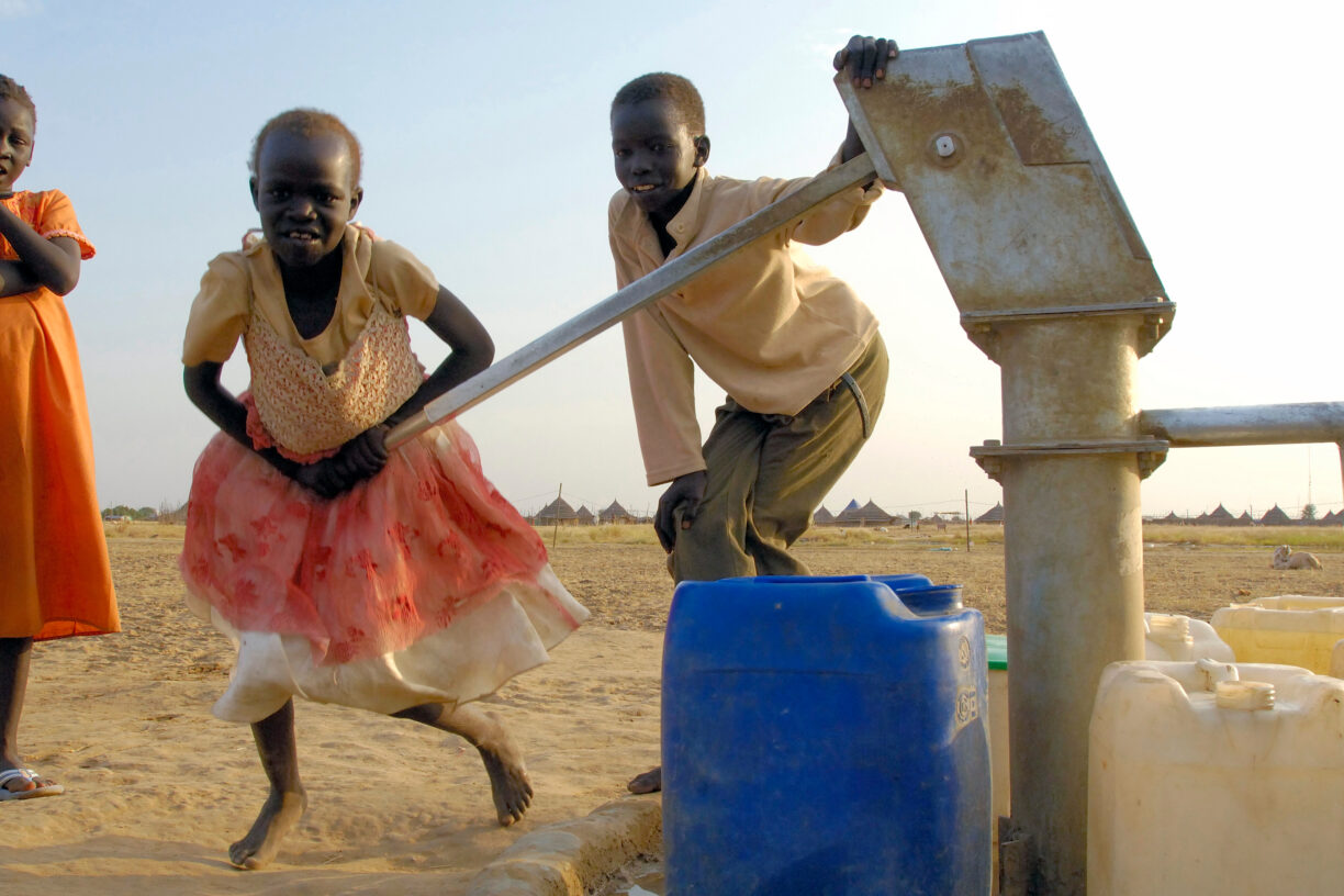 Sudanesiske barn henter vann. Foto: UN Photo/Fred Noy