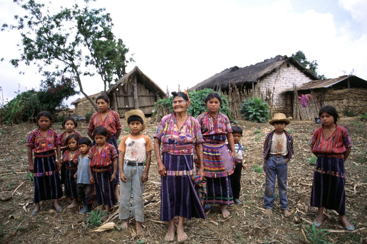 En Cakchiquel familie i Patzutzun, Guatemala. Foto: UN Photo/John Isaac 1993