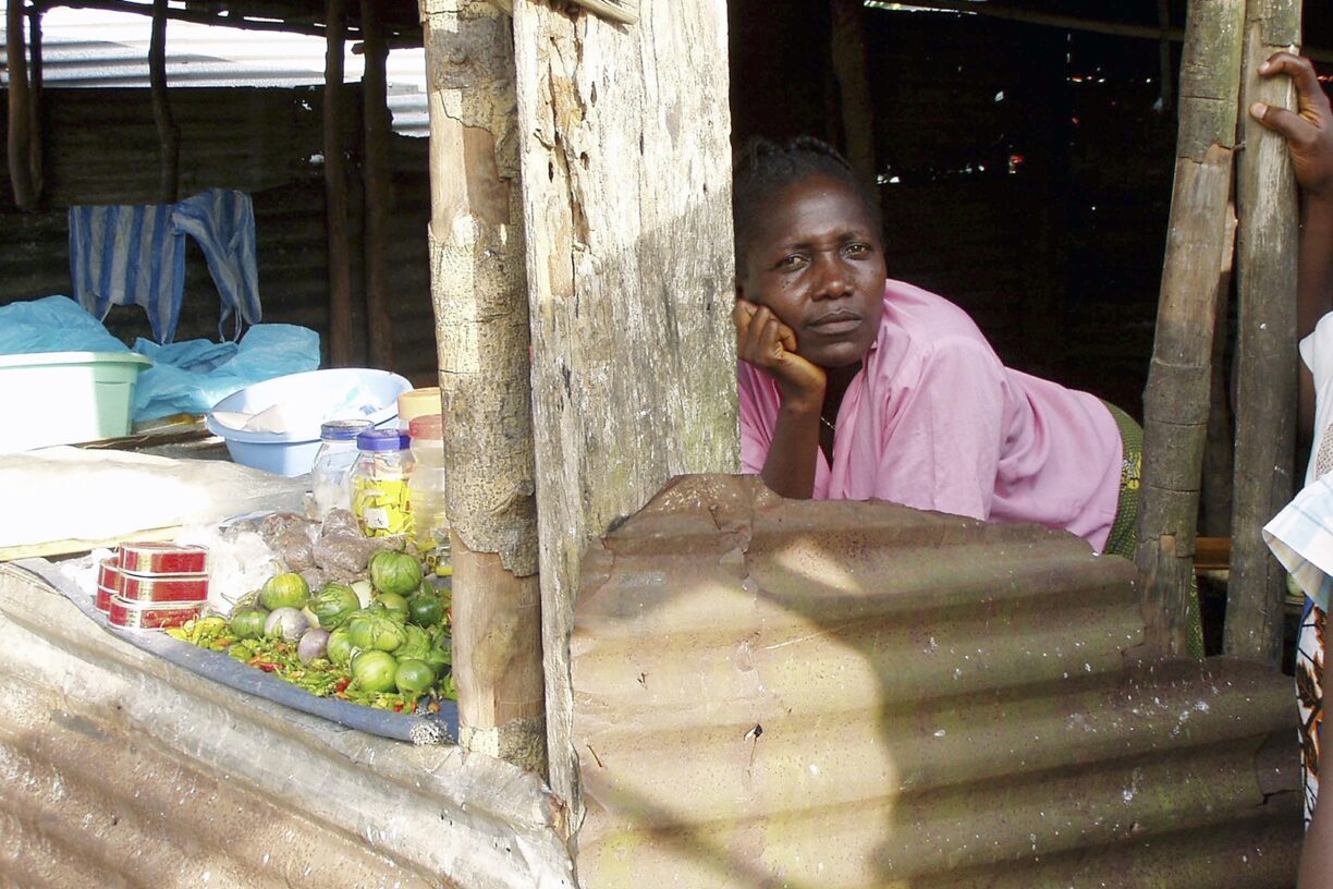 En markedsselger i Liberia venter på dagens kunder. Foto: UN Photo/Shima Roy
