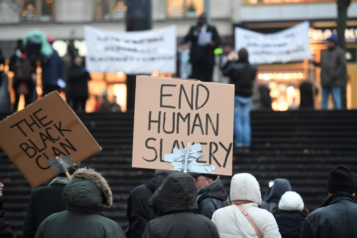 Demonstranter med klare budskap. Foto: Fredrik Sandberg/TT Nyhetsbyrån.