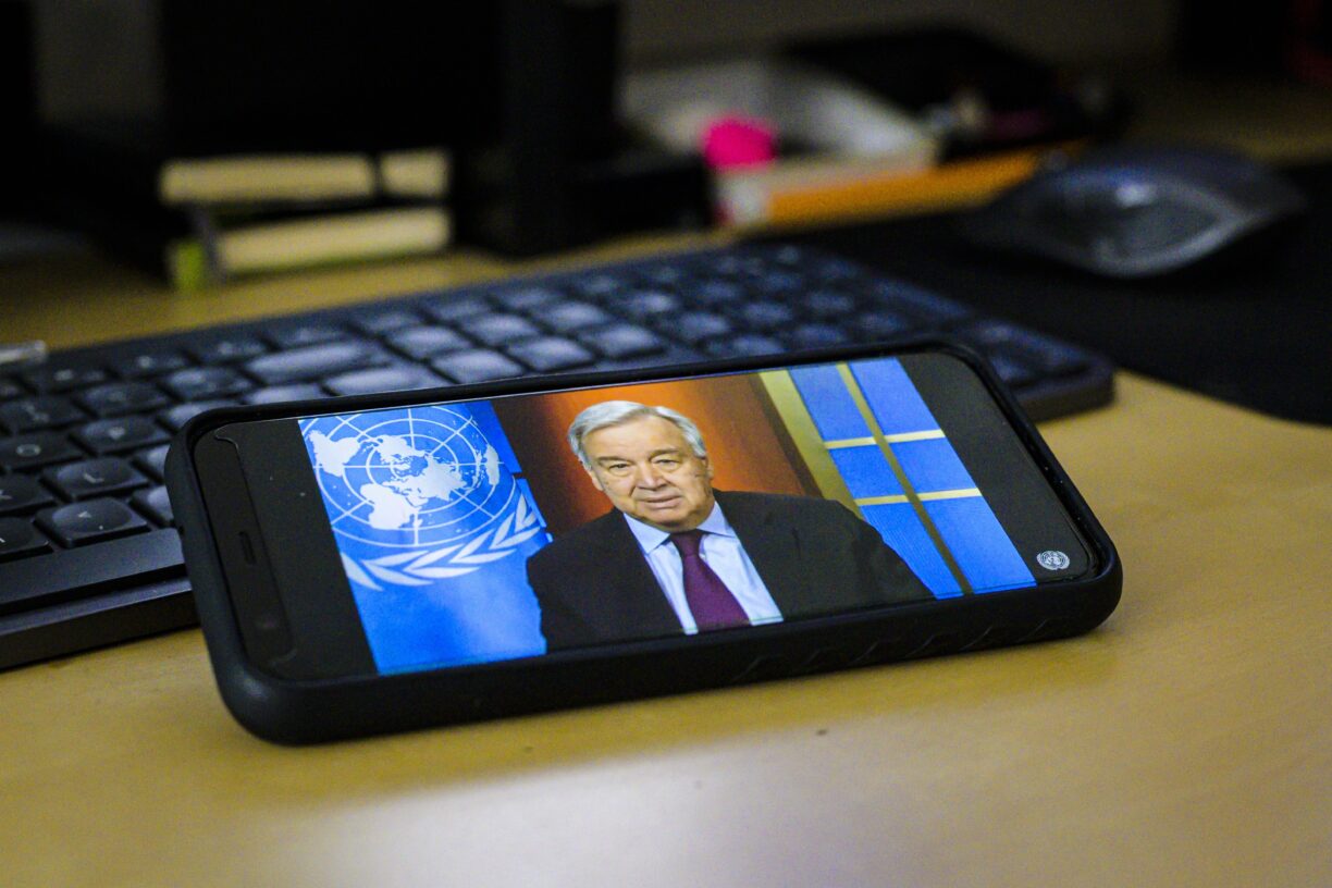 Generalsekretær António Guterres som holder en digital pressebriefing om den pågående koronapandemien. Foto: UN Photo/Manuel Elias