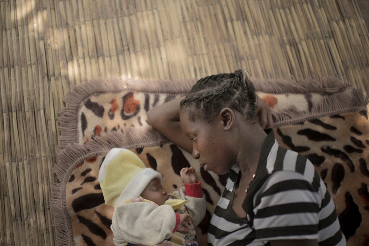14 år gamle Mulenga og hennes datter Felicity på 5 uker, Zambia. Dette bildet i er hentet fra fotoutstillingen #childmothers som vil henge i Dokkveien på Aker Brygge fram til 2019, og er lansert i samarbeid med Utenriksdepartementet, Plan Norge og FN-sambandet. Foto: Pieter ten Hoopen