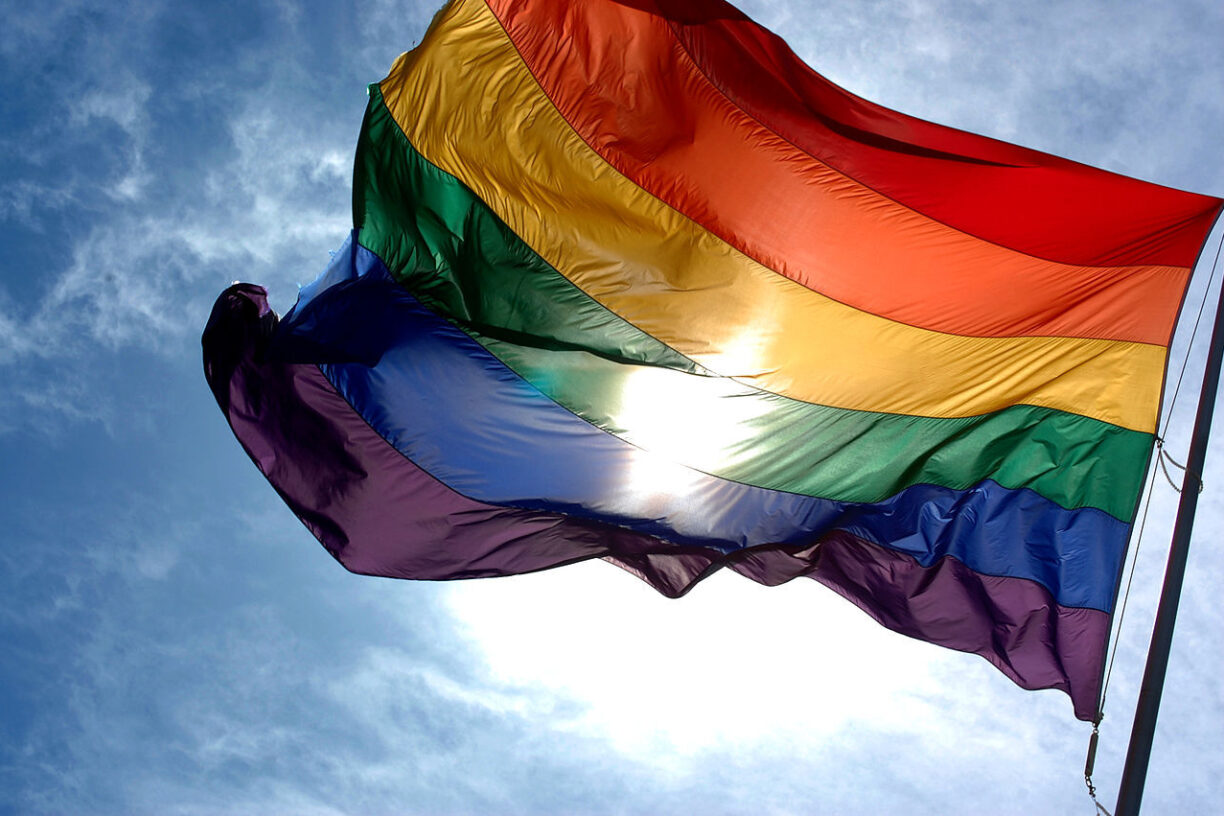 Regnbueflagget symboliserer fellesskap og friheten til selv å definere sin identitet, kjærlighet og seksualitet. Foto: Ludovic Bertron/Wikimedia Commons/CC BY 2.0.