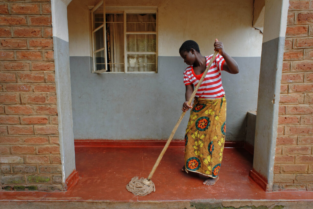 Arkivbilde: En hushjelp vasker gulvet hos en familie hun jobber for i Lilongwe, Malawi. Foto: ILO ved Crozet M.