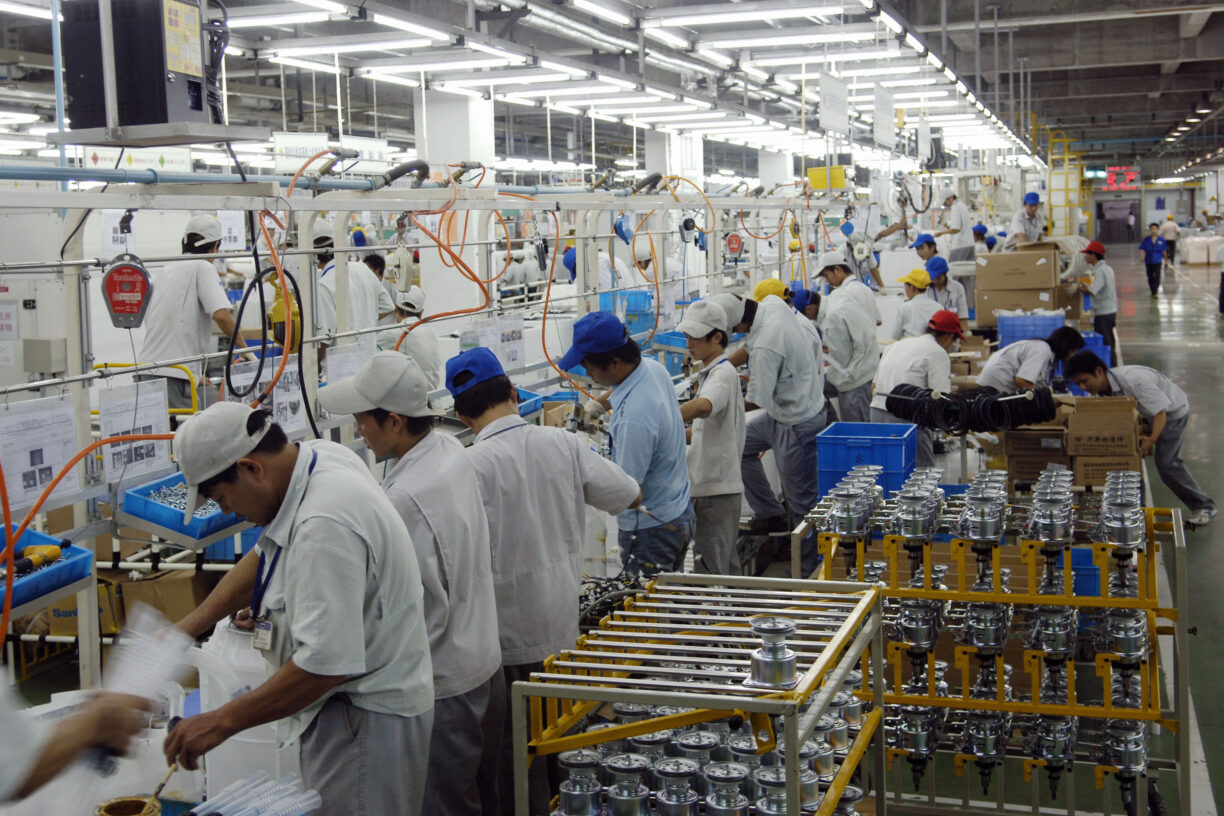 Hvordan blir fremtidens arbeidsliv seende ut? Her fra et samlebånd i en fabrikk i Hangzhou, Kina. Foto: ILO ved Crozet M. Date