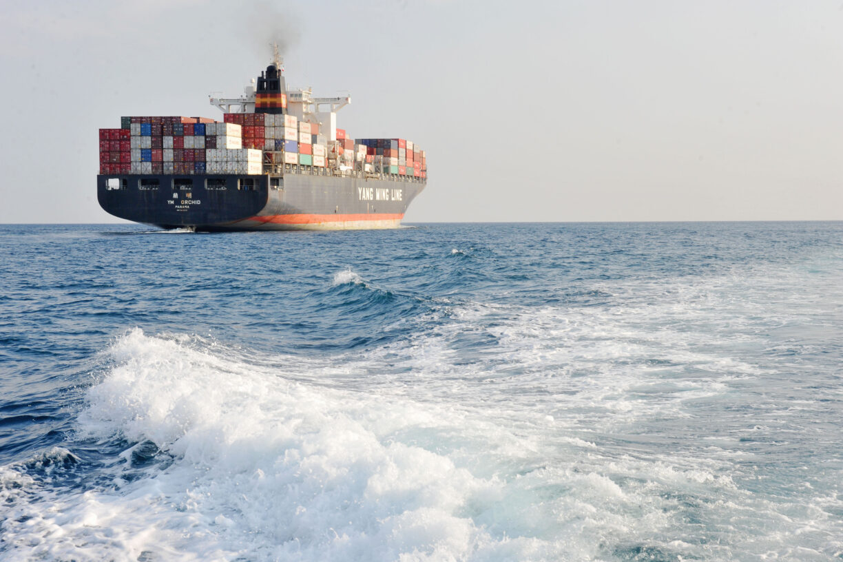 Illustrasjonsfoto: Et kinesisk skip på vei med containere fulle av varer. Foto: ILO/ Crozet M.
