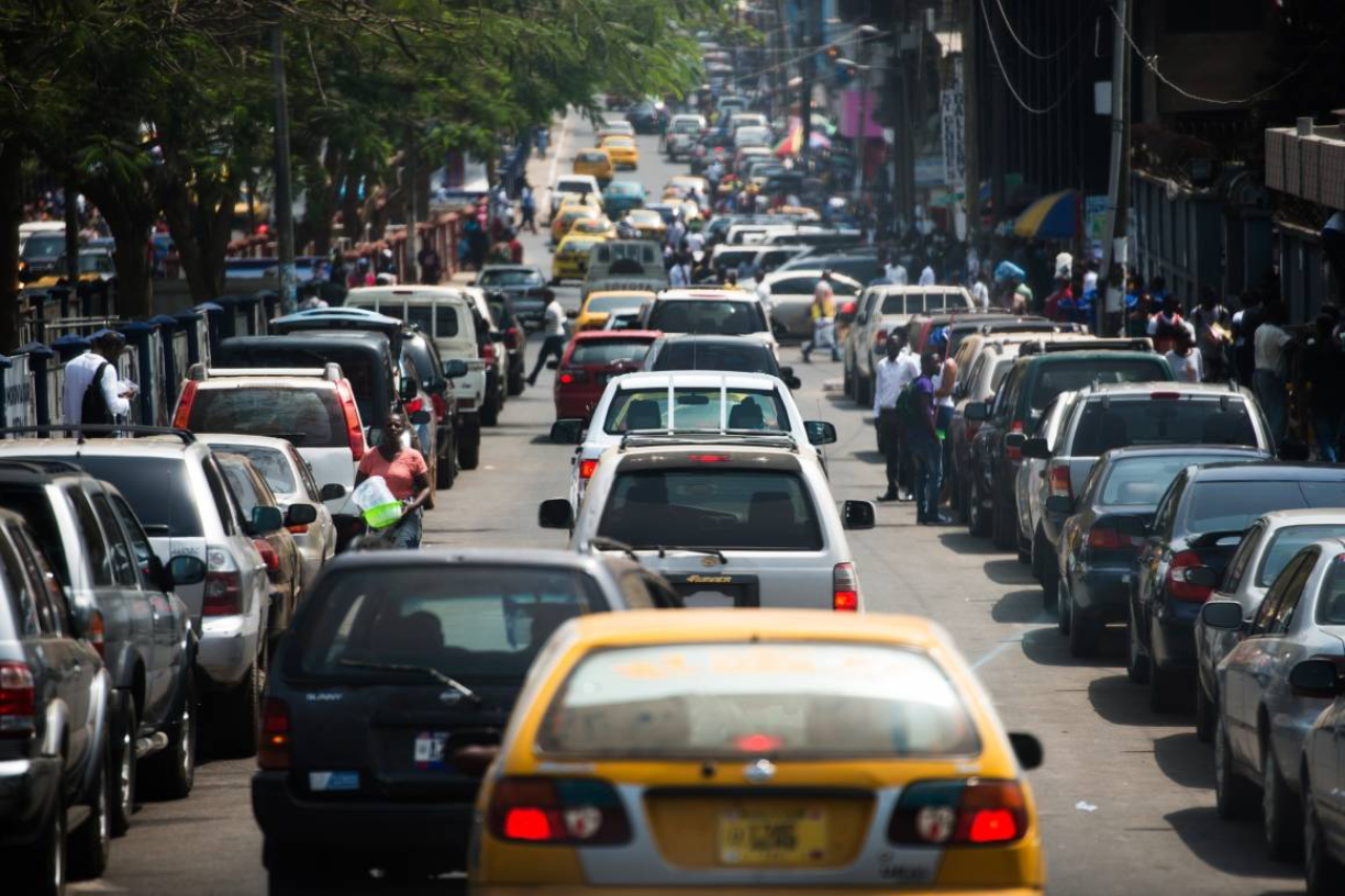 Rushtid i Monrovia, Liberia. En grønnere transportsektor kan både gi flere arbeidsplasser, redusere trafikkulykker og forbedre klimaet. Foto: UN Photo/Albert González Farran