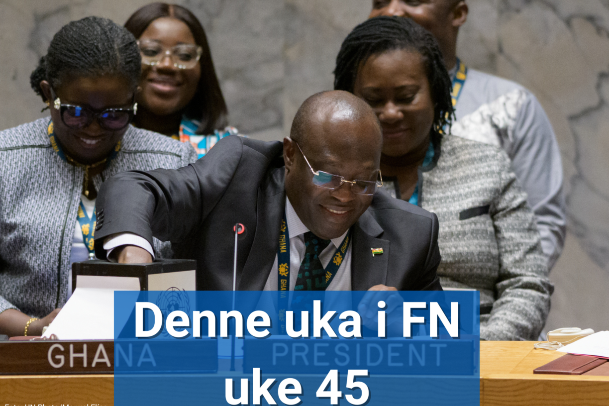 Sikkerhetsrådet holdt møte for å velge et medlem til Den internasjonale domstolen fredag 4. november. Her velger Harold Adlai Agyeman, president for Sikkerhetsrådet i november og Ghanas FN-ambassadør, to representanter (Norge og Gabon) for å verifisere stemmetellingen. Foto: UN Photo/Manuel Elías.