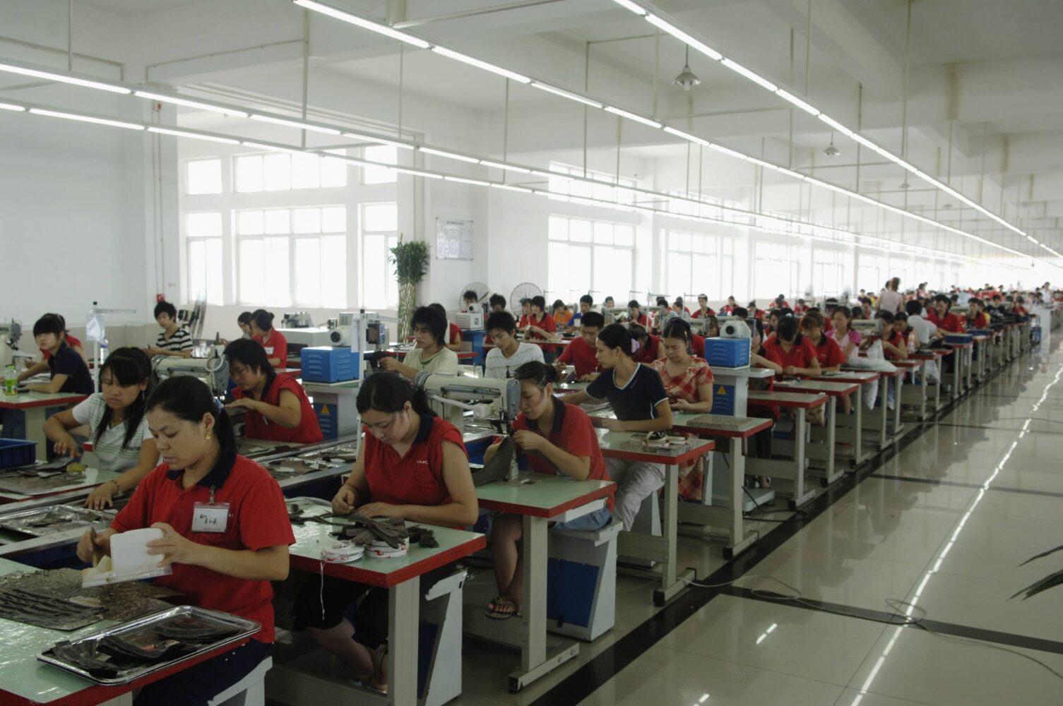 Tekstilarbeidere ved en skofabrikk i Kina.