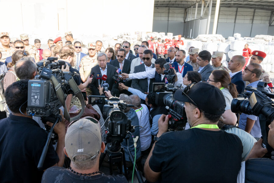 2023: FNs generalsekretær António Guterres møtte et fullsatt pressekorps på flyplassen Al-Arish i Egypt, etter å ha besøkt grenseovergangen Rafah mellom Gaza og Egypt.