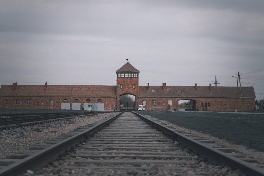Hovedinngang til Auschwitz II (Birkenau), som fra mars 1942 fungerte som en ren utryddelsesleir, vesentlig for jøder, men også for sigøynere.