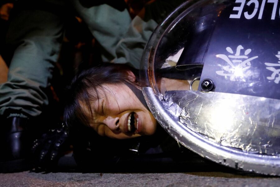En kvinne som har demonstrert for mer demokrati i Hong Kong blir arrestert av politiet i september 2019. De siste årene har flere land gått i en autoritær retning, og sivile og politiske menneskerettigheter havnet under press.