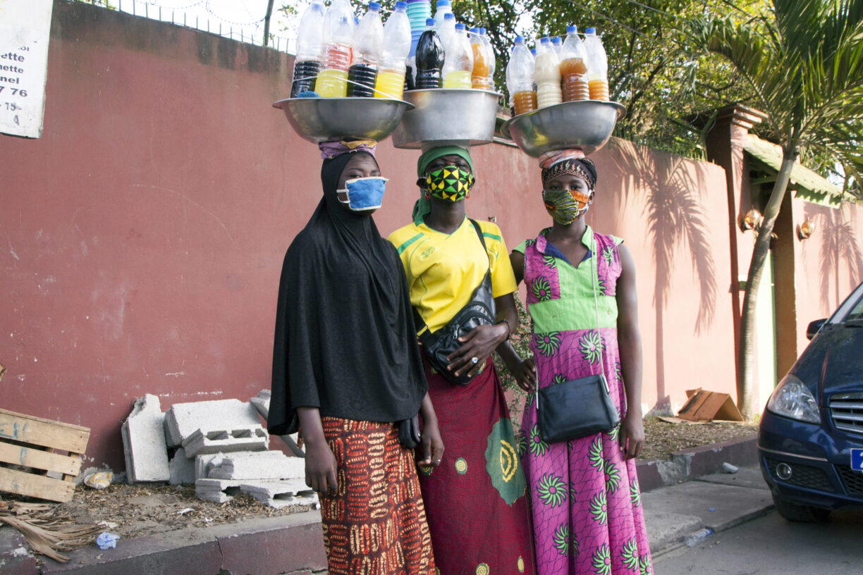 Tre unge kvinner som selger medisin på gata i Abijan, Elfenbenskysten. Foto: Jennifer A. Patterson/ILO