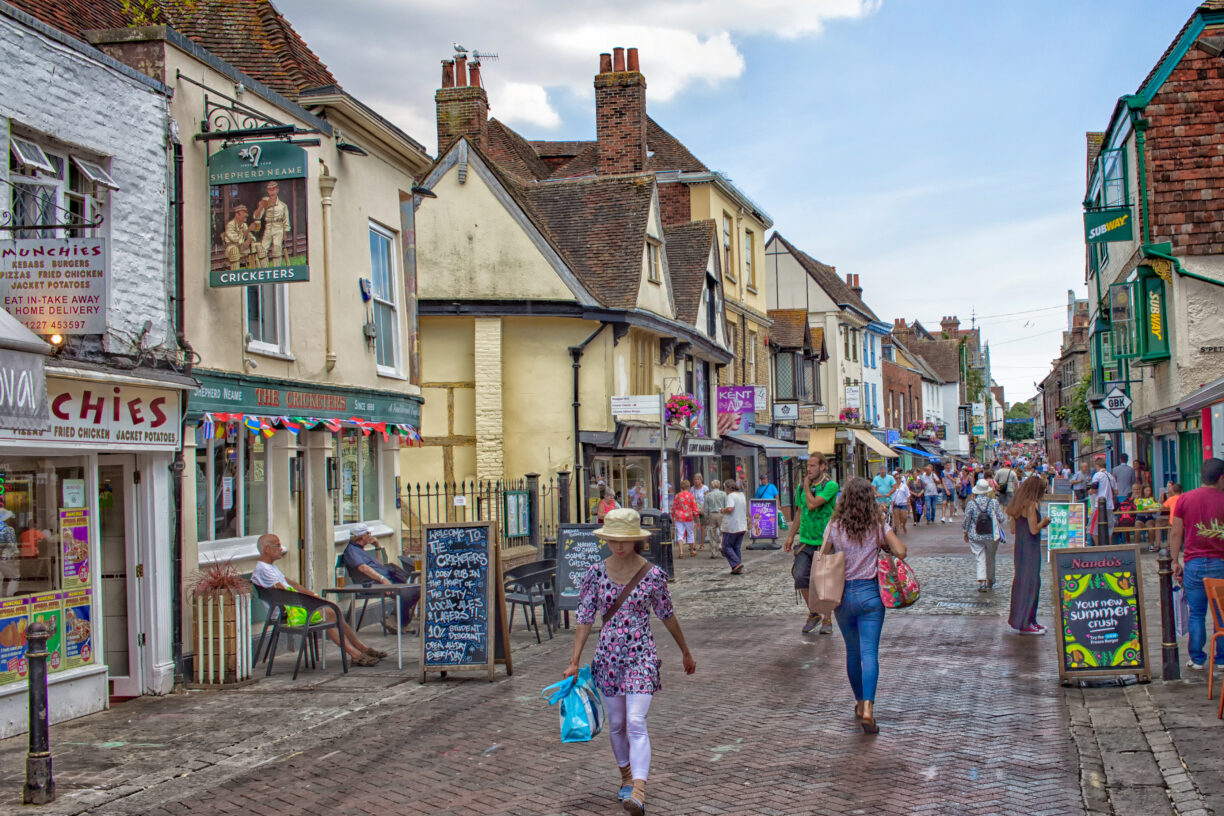 Turister i High Street i Canterbury, Storbritannia. Foto: UNESCO