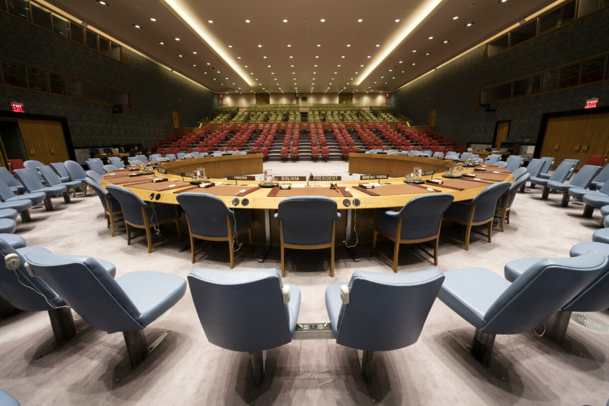 Sikkerhetsrådet møttes for et krisemøte om spenningene mellom Israel og Palestina denne mandagen. Alle møter skjer nå virtuelt og Sikkerhetsrådssalen står tom. Foto: UN Photo
