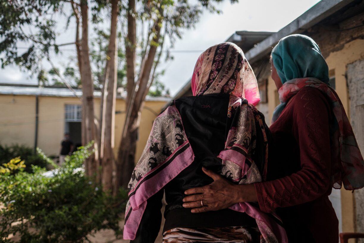 Eyerusalem (40) ble utsatt for seksuelle overgrep av eritreiske soldater og har problemer med å gå etter voldtekten. Hun bor nå på et senter for overgrepsutsatte i Etiopia og får støtte av en kvinnelig ansatt. Foto: EDUARDO SOTERAS / AFP