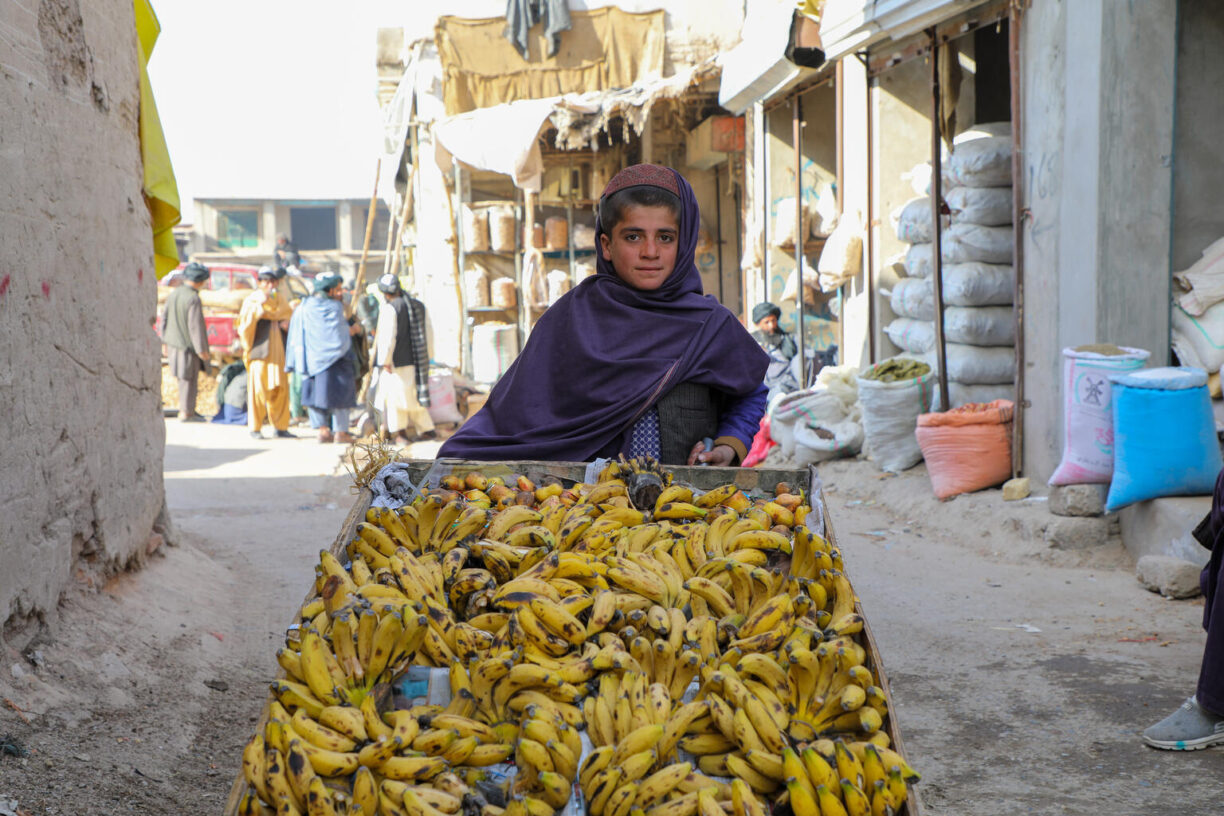 Tolv år gamle Rafiqullah selger bananer i Tarinkot, hovedstaden i Uruzgan-provinsen i Afghanistan. På grunn av fattigdom og mangel på utdanningsmuligheter får ikke Rafiqulla gå på skolen. ©UNICEF/Omid Fazel