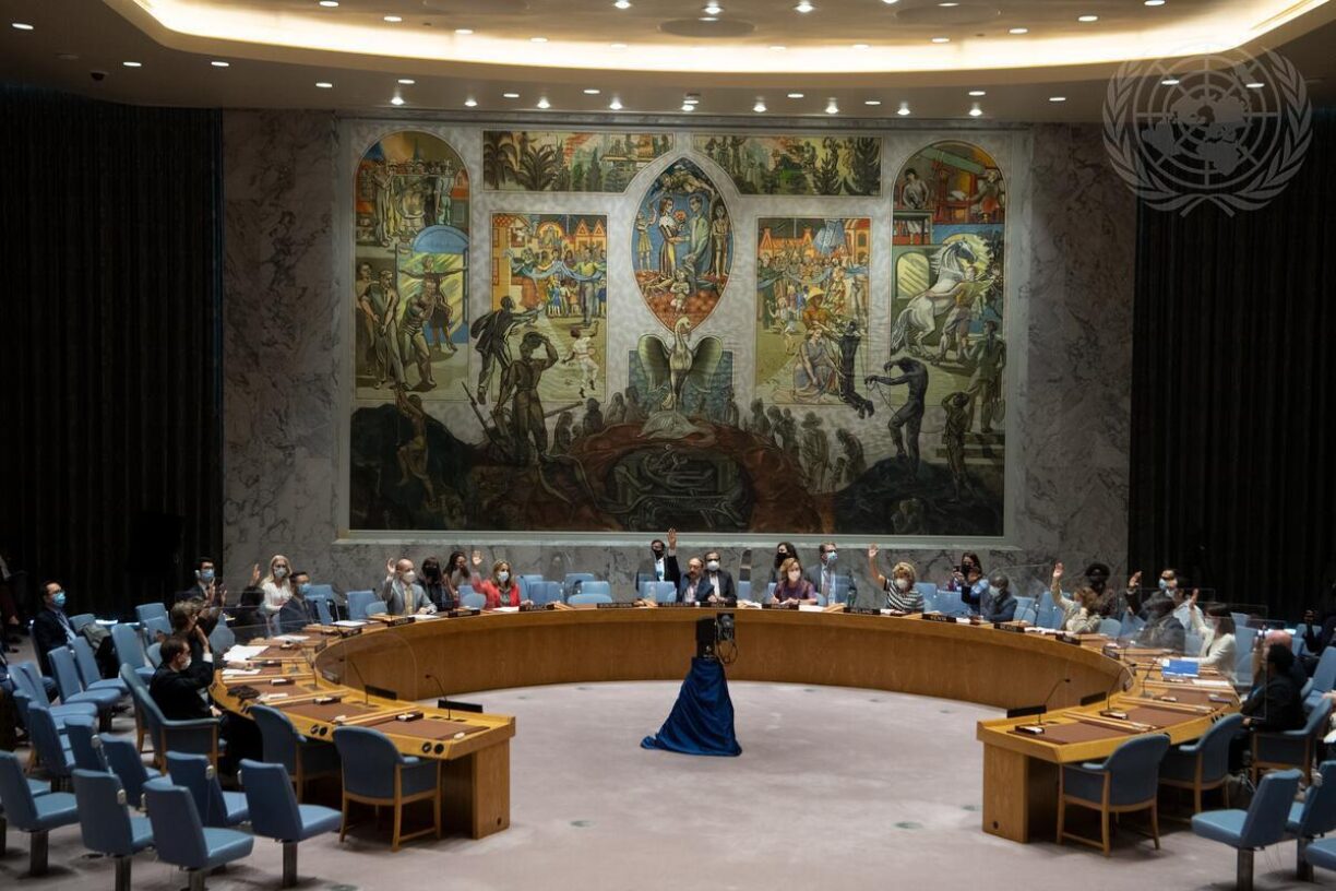 Sikkerhetsrådet stemmer over resolusjon 2593 (2021) om Afghanistan. Den ble vedtatt med 13 stemmer, Kina og Russland unnlot å stemme. Foto: UN Photo/Eskinder Debebe