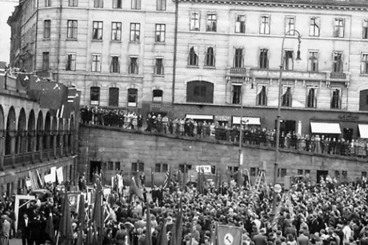 1.mai demonstrasjon på Youngstorget fra 1960-tallet. Fotograf ukjent, ingen rettighetshavere.
