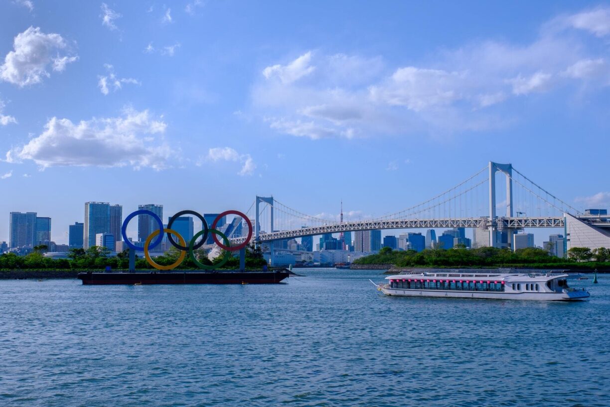 OL ringene i Odaiba, Japan. De olympiske lekene varer fra 23. juli til 8. august og har igjen aktualisert debatten om likestilling i idretten. Foto: Unsplash/Erik Zunder @erikzunder (IG)