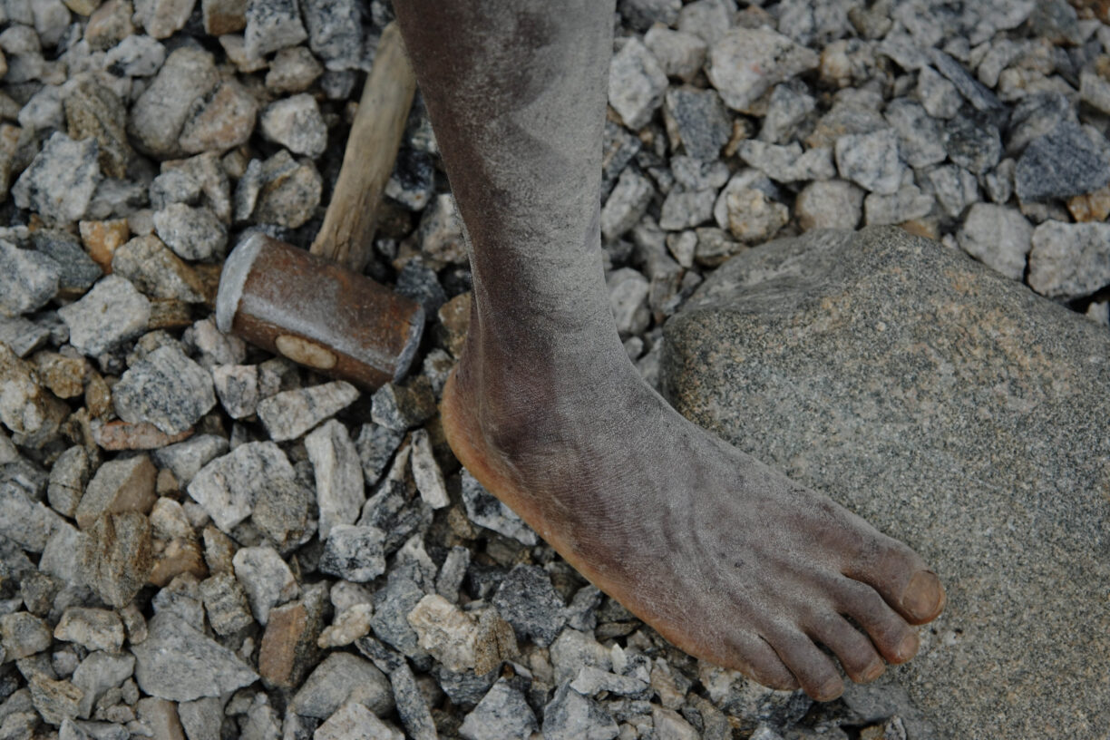 En ung arbeider i et steinbrudd i Malawi jobber uten sko og beskyttelsesutstyr. 9. april la regjeringen fram et lovforslag som pålegger store selskaper å undersøke hvordan virksomheten deres kan virke negativt inn på menneskerettigheter og anstendig arbeidsliv. Foto: ILO/ Crozet M.