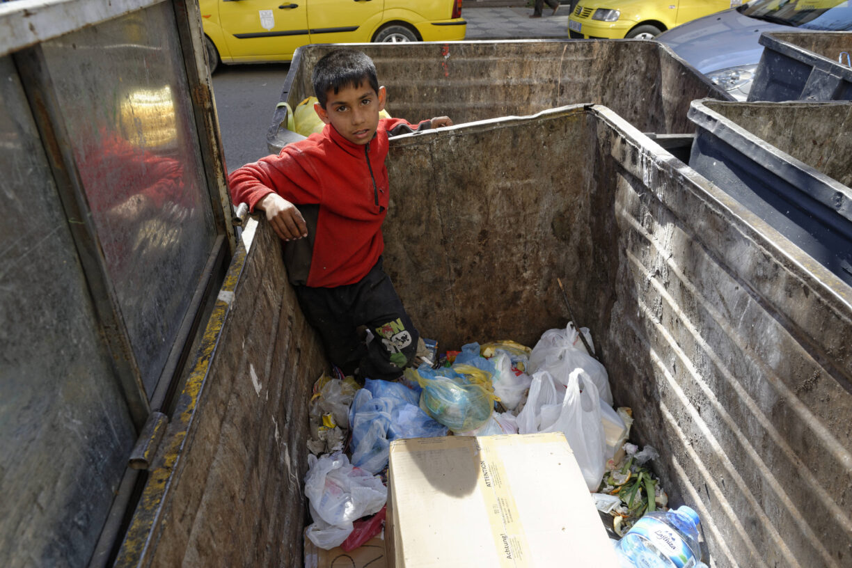 En gutt ser etter resirkulerbart søppel han kan selge i Albania. Foto: ILO/ Crozet M.