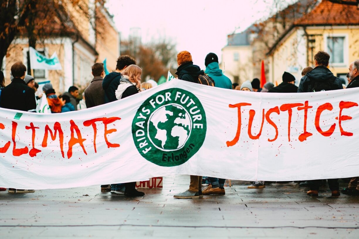 Klimahandlinger og menneskerettigheter må ses i sammenheng. Foto: Markus Spiske/Unsplash.
