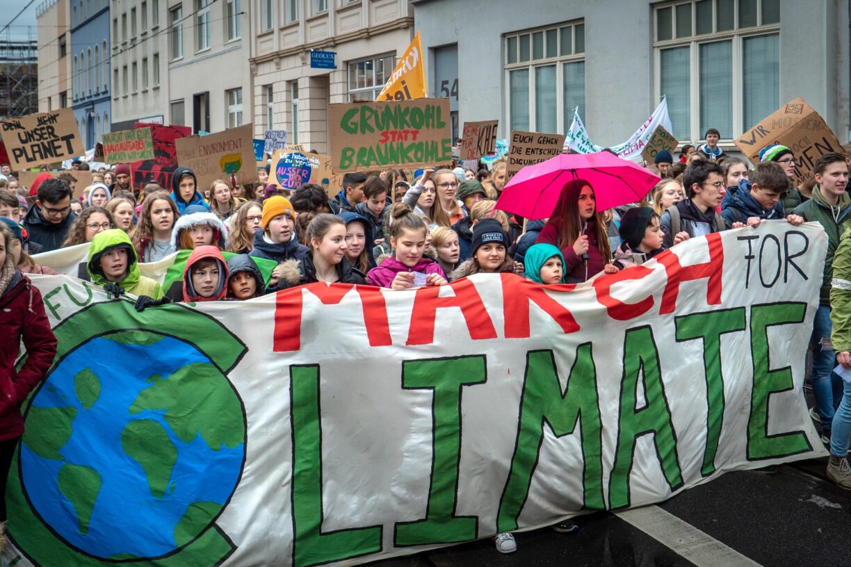 Ungdommer marsjerer for klimaet i Tyskland i 2019. Når klimatoppmøtet åpner i Glasgow, ventes tusenvis av aktivister til byen. Foto: Unsplash/Mika Baumeister